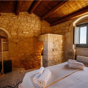  6 bedroom villa with heated pool in Modica, sleeps 18